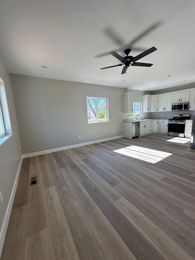 Building Photo - Inviting upstairs unit now available