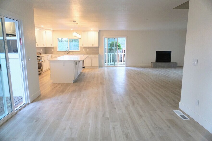 Building Photo - 604 Los Olivos Rd