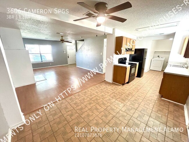 Building Photo - **MOVE-IN SPECIAL** MUST SEE! 3 Bedroom / ...