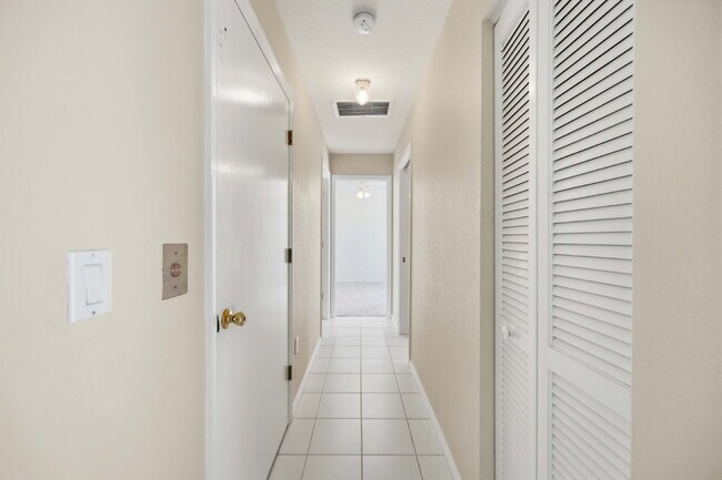 Building Photo - "Spacious 3-Bedroom Retreat with 2 Full Baths in Rotonda West Pinehurst!"