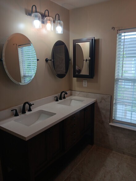 Building Photo - 250 Amal Dr SW