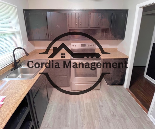 Building Photo - 3 Bedroom With Beautiful Hardwood Floors F...