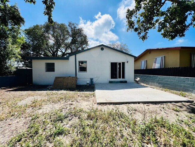 Building Photo - Fabulous Renovation! Gorgeous Three Bedroom and One Bath Home!