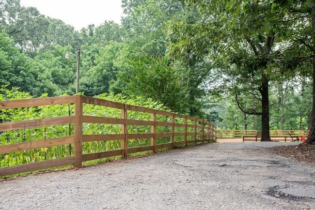 Building Photo - 728 S McCollum Dr