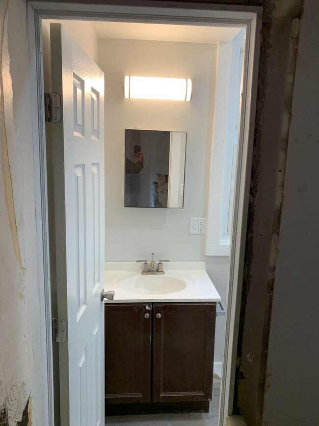 Building Photo - 2 bedroom