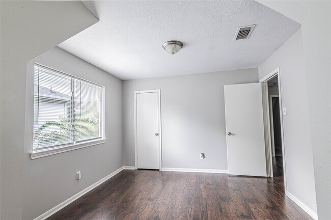 Building Photo - 5134 Cotter Ln