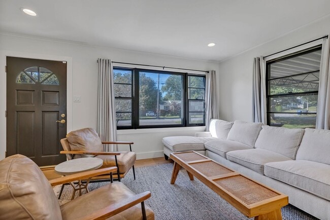 Building Photo - Beautifully furnished short-term rental in...