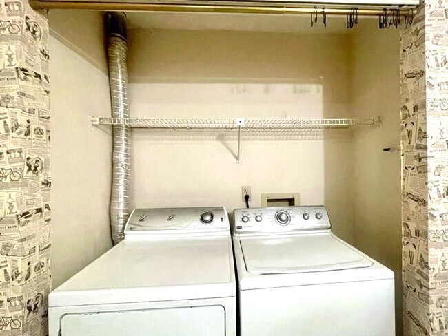 Building Photo - 2053 Oak Meadow Cir