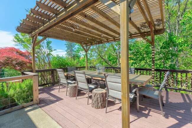 Building Photo - NW Grants Pass, Class, Style and Views!!!