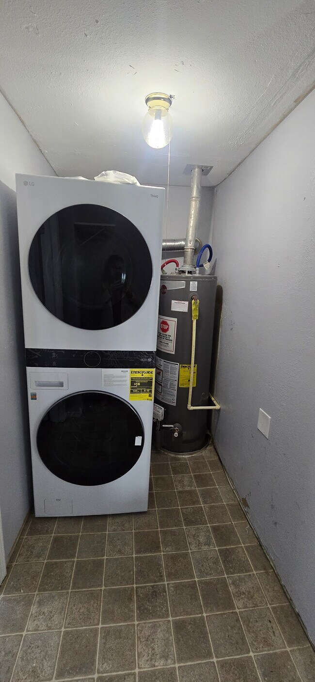 Building Photo - Ash