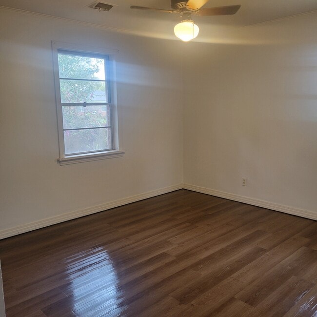 Building Photo - 210 Camellia Dr