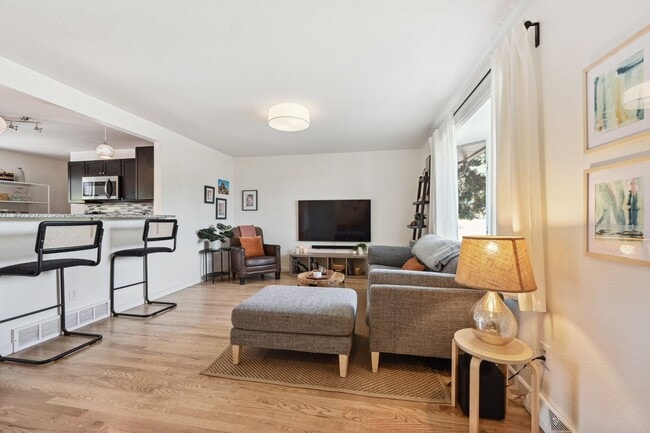 Building Photo - Amazing Arvada Upstairs Duplex Available Now!