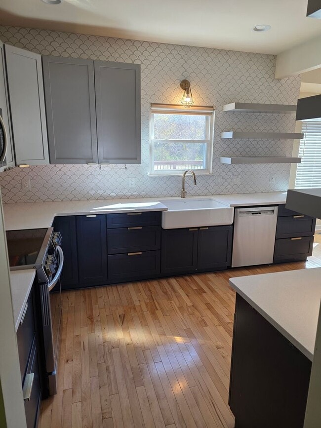 Building Photo - 4 Bedroom! Walk to Jim Warren Park, Franklin TN