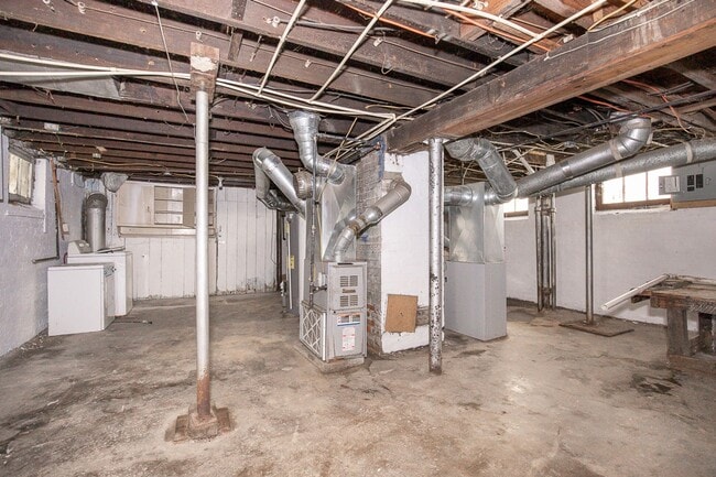 Building Photo - 3910 Carlyle Ave
