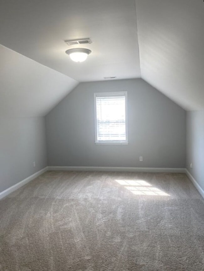 Building Photo - 4 Bedroom! Private Pool!