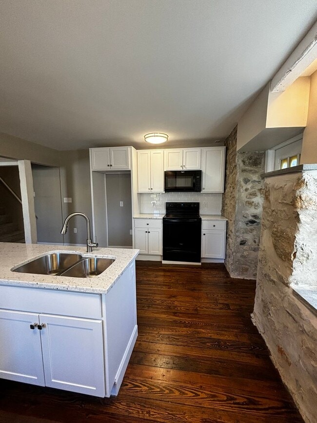 Building Photo - Newly remodeled 3+ bedroom