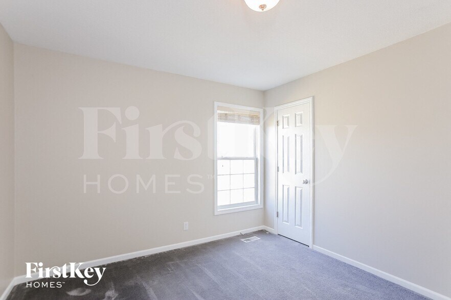 Building Photo - 9014 N Hull Ave