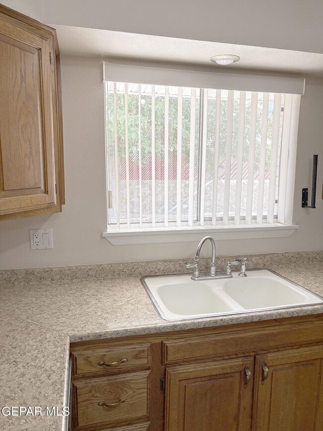 Building Photo - 3330 Wedgewood Dr