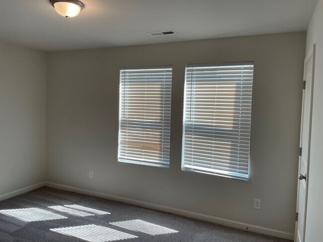 Building Photo - Beautiful 4 bed 3 bath home!