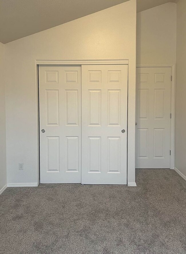 Building Photo - Beautiful West Linn Home in a Quiet, Desirable Neighborhood