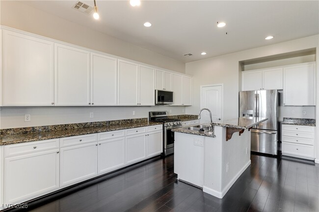 Building Photo - 6632 Ditmars St