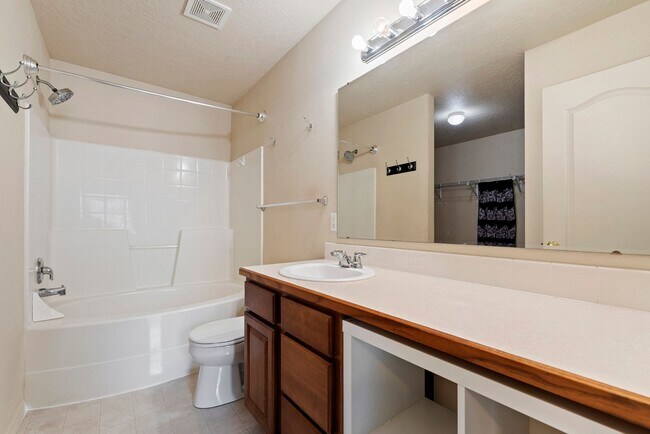 Building Photo - Very Clean 3 Bedroom Home with Community P...