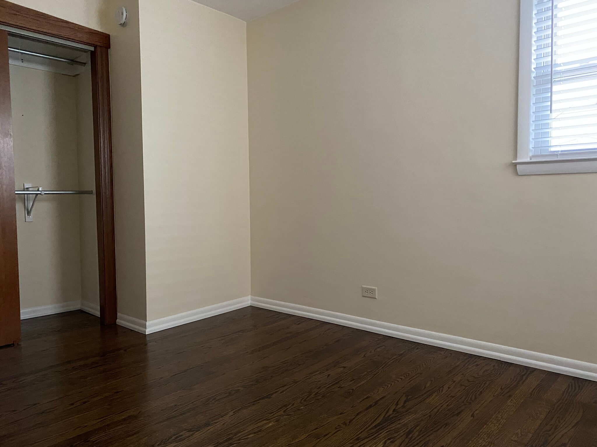 Building Photo - 2346 W Dickens Ave
