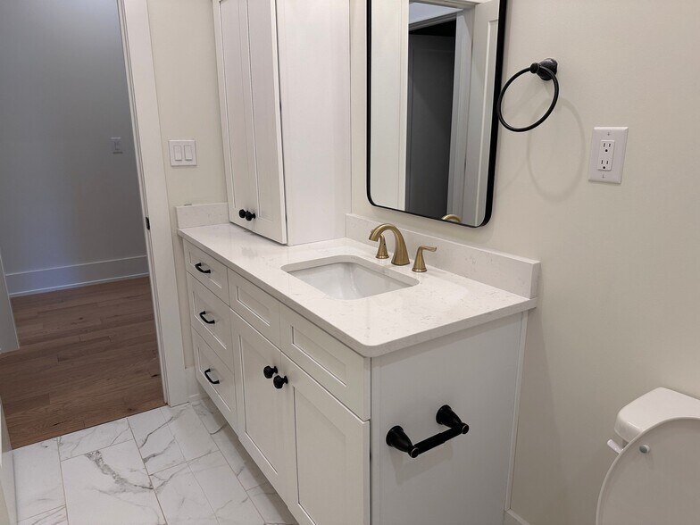 Building Photo - 136 McCowat St