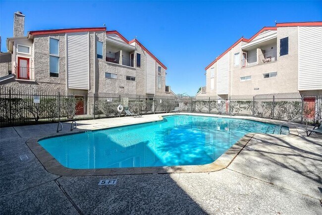 Building Photo - 10855 Meadowglen Ln