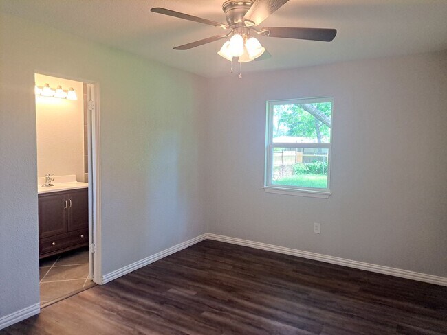 Building Photo - 5 bedroom / 2 bath