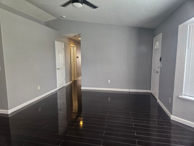 Building Photo - Beautiful Kerman Home!