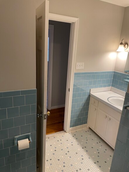 Hallway full bath - 202 Norwood Dr