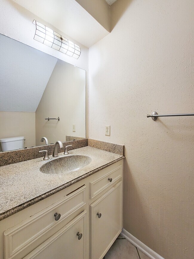 Building Photo - 2710 Quail Creek Dr