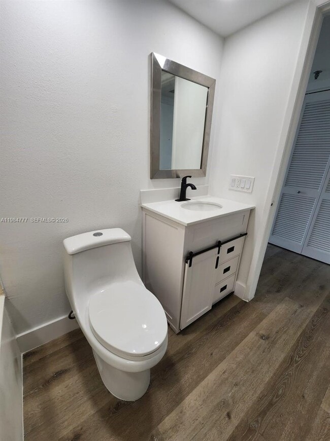 Building Photo - 520 Brickell Key Dr