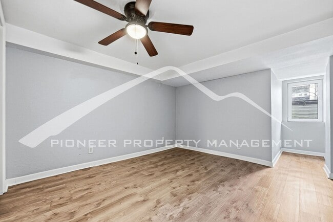 Building Photo - Charming Townhouse with Central AC and Great Location!