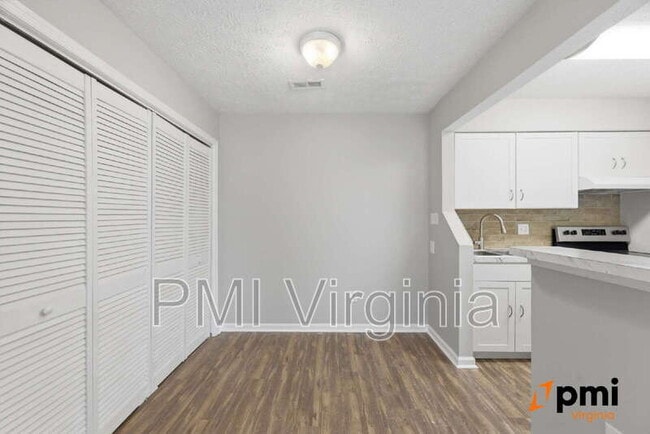 Building Photo - 326 Wells Ct