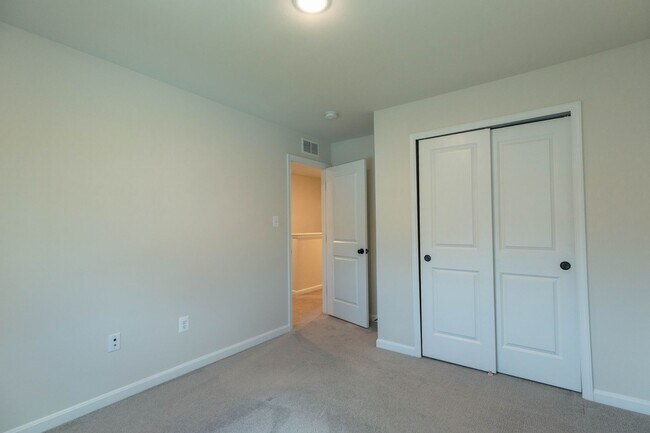 Building Photo - 4 Bed, 3 Bath, Single Family Home in Hedgesville, WV