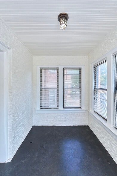 Building Photo - 6142 S Rhodes Ave