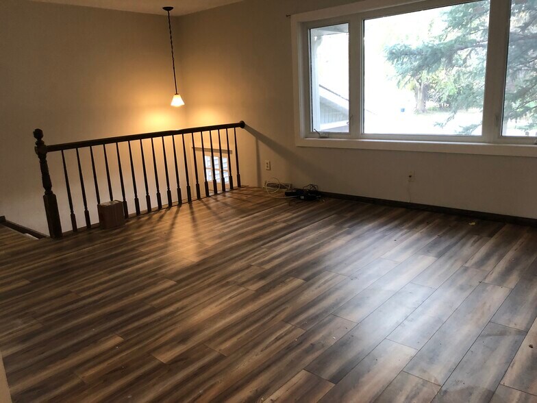 Building Photo - 323 Allan Ave