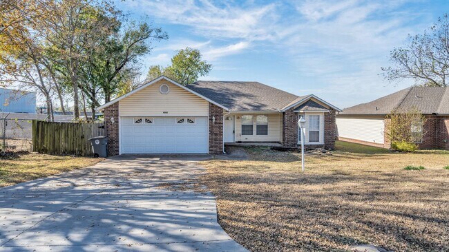 Building Photo - 3 Bed, 2 Bath in Tulsa - Available mid Oct...