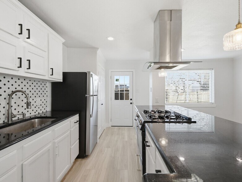 Building Photo - 1002 Mardi Gras Ln