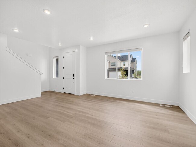 Building Photo - 3 Bed / 3.5 Bath Townhome in Mapleton – Modern, Spacious & Well-Located