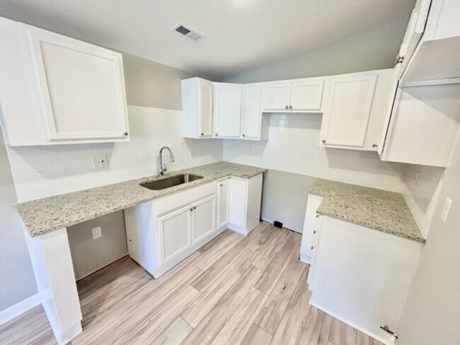 Building Photo - Fully Renovated 2 Bedroom Home in Prime Hu...