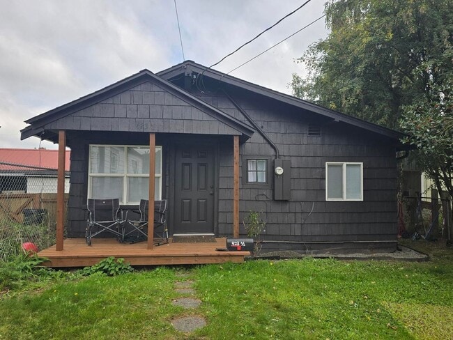 Primary Photo - 1 Bedroom, 1 bathroom House