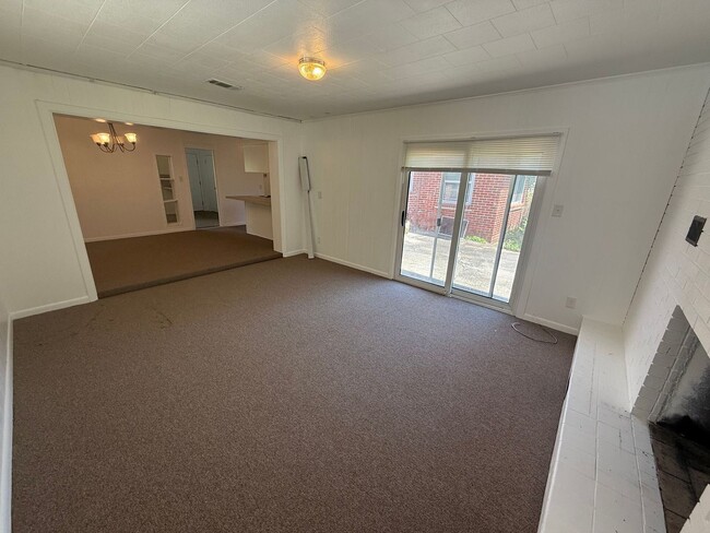 Building Photo - Pensacola - Lakeview - 3 bedroom, 2 bathroom