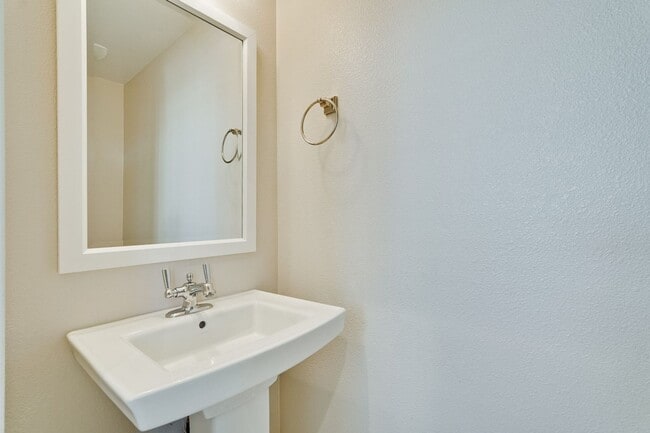Building Photo - Modern Living in the Heart of Downtown Cam...