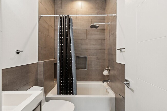 Building Photo - 2028 E Fletcher St