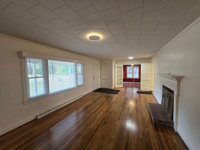 Building Photo - Charming Pittsboro Bungalow with Screened Porch & Fully Fenced Yard