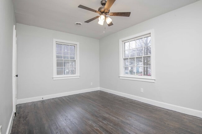 Building Photo - 2440 Woodbine Ave