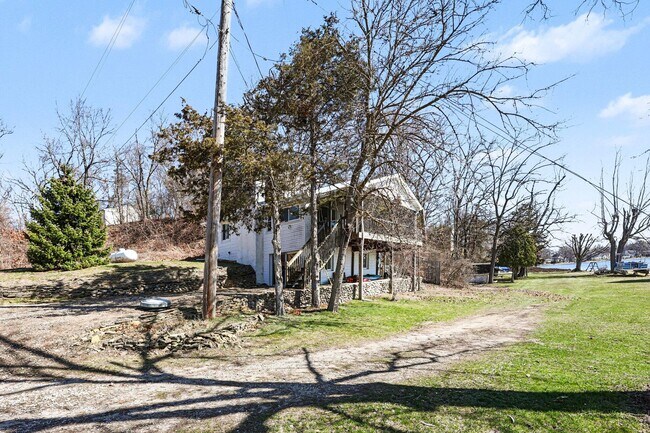 Building Photo - 5884 Rays Dr